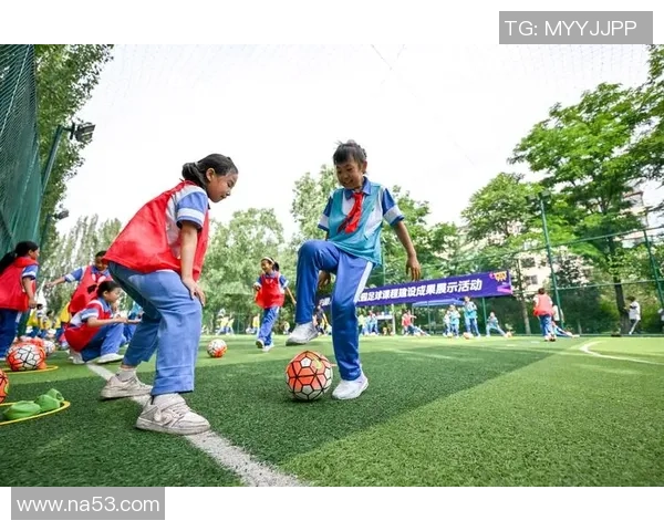 李丽的足球人生：从青涩少女到职业球员的成长之路