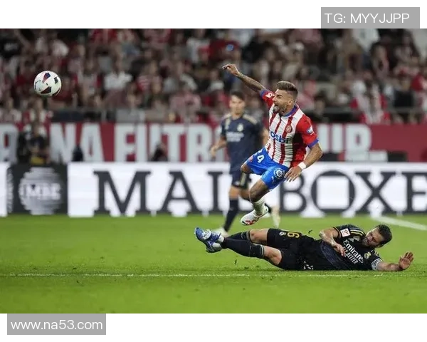 皇马足球明星下车瞬间引发球迷热议现场气氛火爆 皇马足球明星下车瞬间引发球迷热议现场气氛火爆