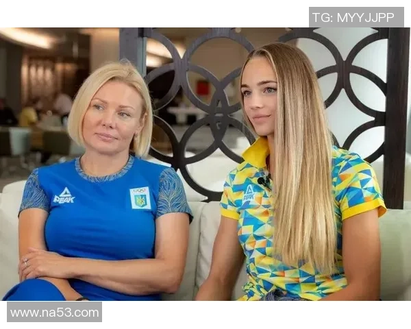 黑皮卷发足球明星女的魅力与实力并存的传奇人生探索